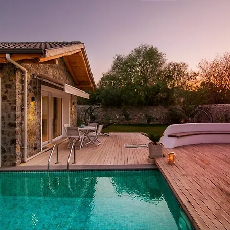 Villa Sleeps 8 With Pool Air Con And Wifi