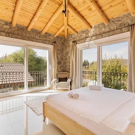 Villa Sleeps 8 With Pool Air Con And Wifi