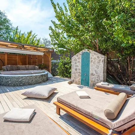 Sleeps 8 With Pool Air Con And Wifi * Keciler