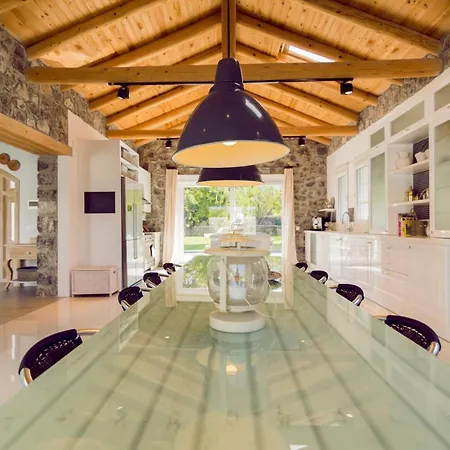Sleeps 8 With Pool Air Con And Wifi Villa Keciler