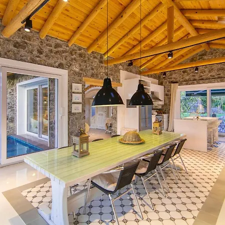 Sleeps 8 With Pool Air Con And Wifi * Keciler