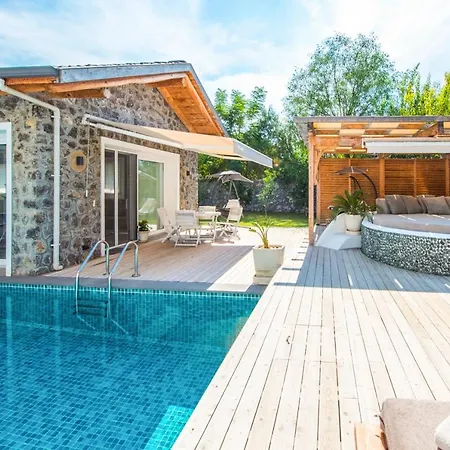 Villa Sleeps 8 With Pool Air Con And Wifi *